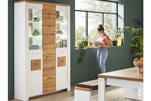 Široká vitrína s osvětlením Matera, starý dub/bílá