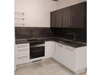 Sestava kuchyně Tábor-Kira-vystavený kus, lesklá bílá/šedá