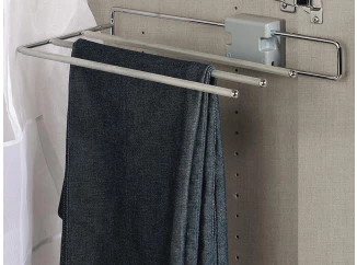 Držák na kalhoty ke skříni