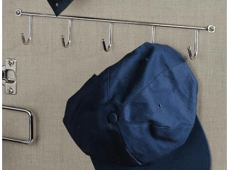 Kovový věšák s háčky ke skříni