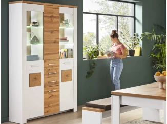 Široká vitrína s osvětlením Matera, starý dub/bílá