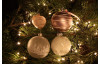Vánoční ozdoba Bílá koule 7 cm, stromky, sklo