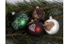 Vánoční ozdoba Hnědá koule se stromečky 7 cm, sklo