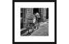 Rámovaný obraz Kolo na ulici 30x30 cm, černobílý